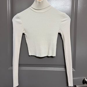 🎄Zara ivory turtleneck